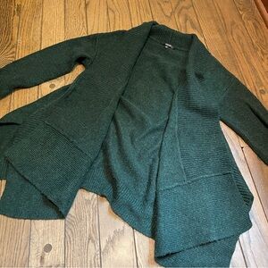 Like New Simply Vera by Vera Wang Long Wrap Sweater in Hunter Green